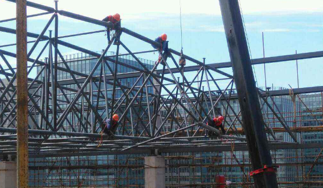 山西论网架装配施工中搭设脚手架应当留神的事故